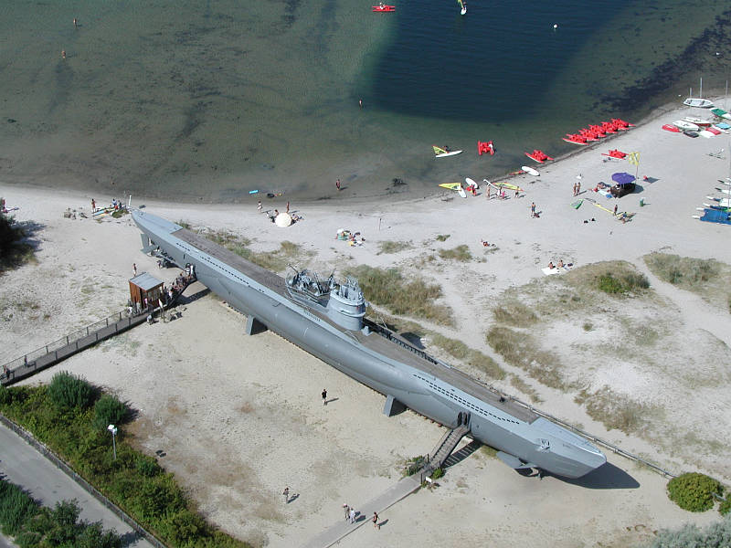 Der Surfstrand mit dem U-Boot und der tiefen Fahrrinne