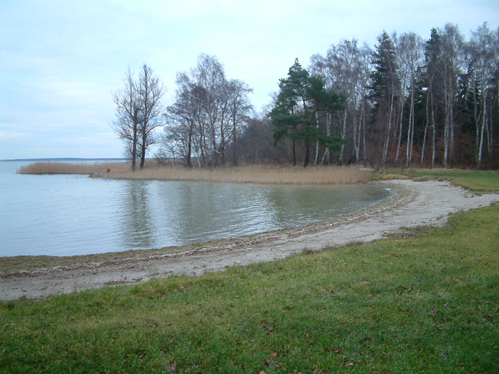 Der flach abfallende Sandstrand