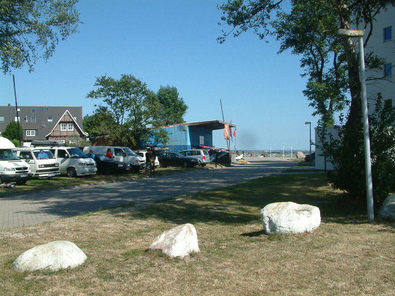 Surfschule und Parkplatz in Großenbrode am Südstrand