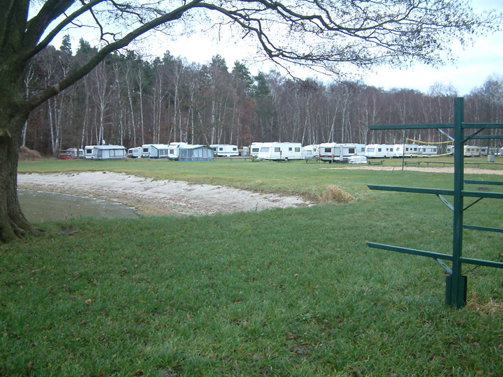 Boardständer und Blick auf den Campingplatz