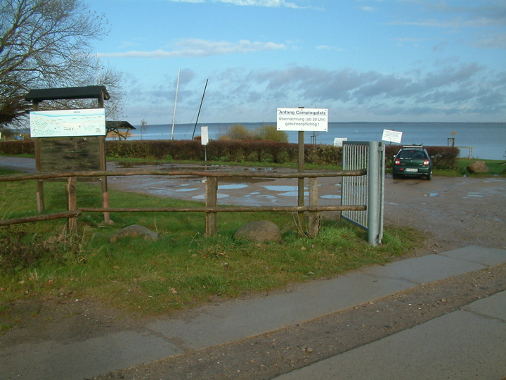 Parkplatz und Eingang zum Campingplatz