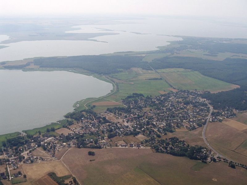 Luftaufnahme von Norden über Wieck (Vordergrund) und Born (rechts im Hintergrund)