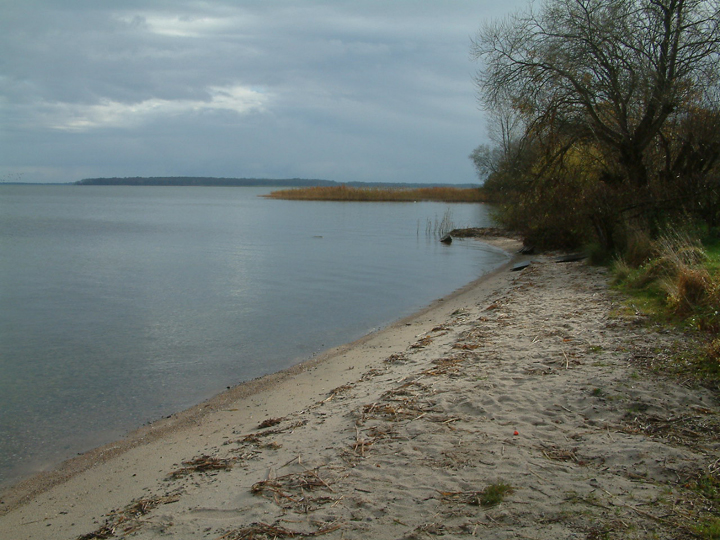 Schmaler Sandstrand mit Kieseln