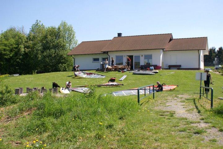 Das schöne Clubhaus mit der großen Wiese zum Aufriggen