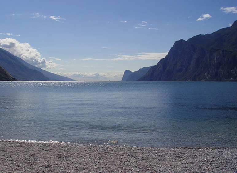 Kiesstrand in Torbole