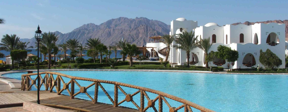 Hotelanlage in Dahab mit Blick auf die Bucht und die Berge im Hintergrund