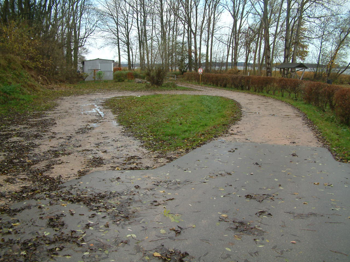 Der kleine Parkplatz vor dem Campingplatz