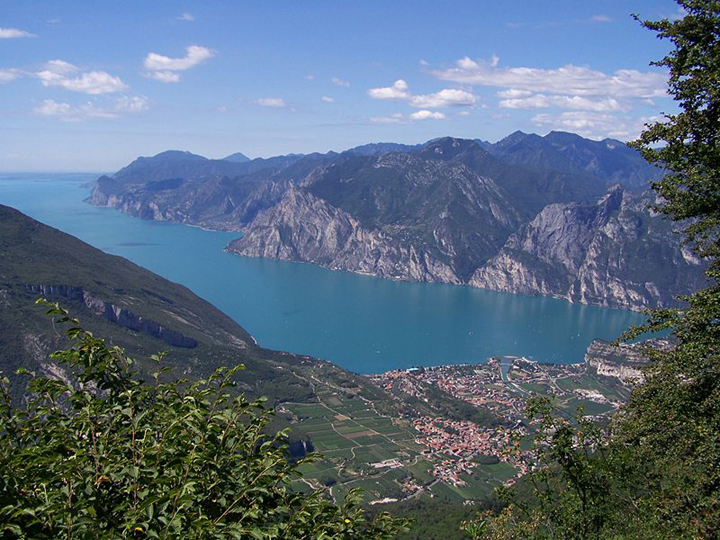 Blick von Norden auf Torbole und Riva