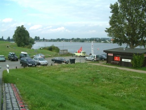 Kleiner Parkplatz direkt am Wasser und Kiosk