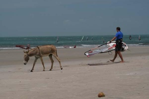 Der Strand fällt extrem flach ab und ist sehr breit