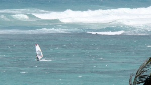 Windsurfen bei Welle vor Boracay