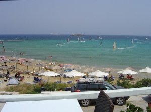 Der Strand ist nur durch eine Straße vom Hotel getrennt