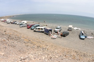 Der Parkplatz auf dem Steinstrand