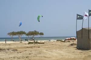 Das Surfcenter mit dem vorgelagerten Strand