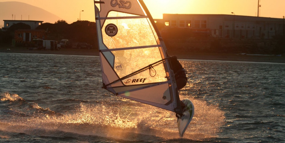 Windsurfing auf Karpathos im Sonnenuntergang