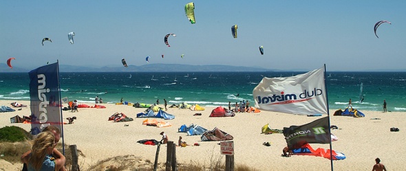 Kiten und Windsurfen am Valdevaqueros in Tarifa vor dem Club Mistral