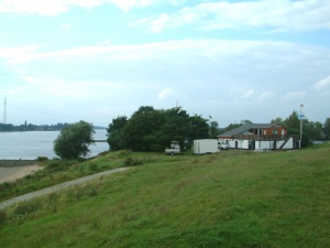 Windsurfing-Club Hamburg mit Elbe im Hintergrund